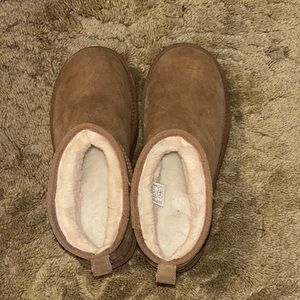 UGG platform mini boot size 9